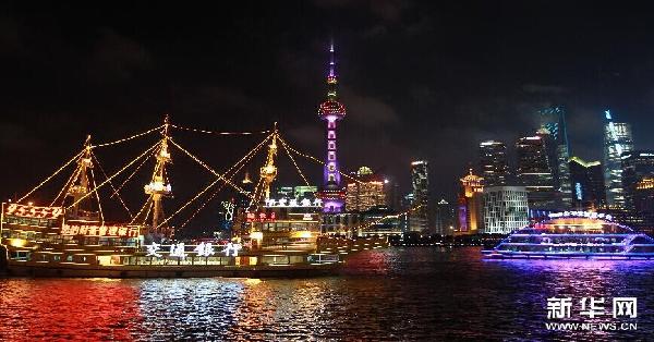 彩船大巡游亮相黄浦江