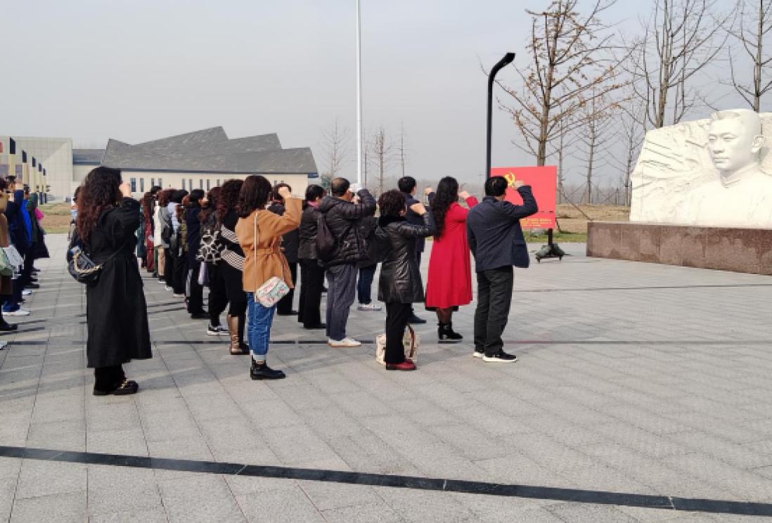潍坊市老年大学班级党支部开展“银发丹心学思想·不忘初心显担当”主题党日活动